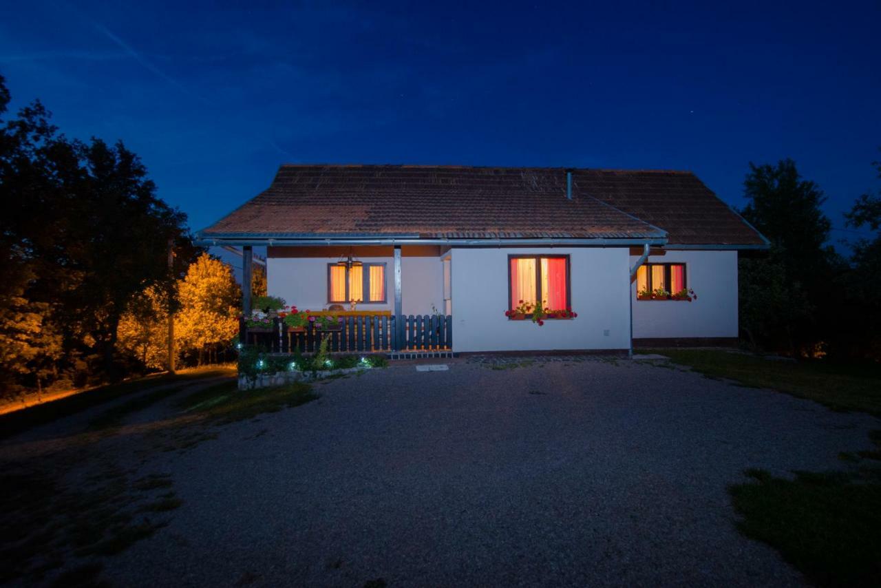 Holiday Home Radocaj Szluin Kültér fotó